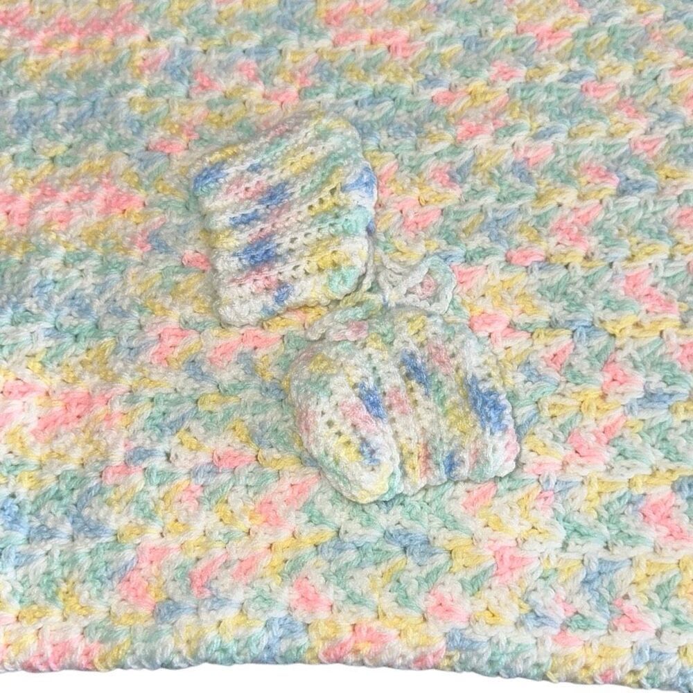 *New* Handmade Multicolor Scalloped Edges Baby Blanket & Bootie Set 29 3/4"x 27"